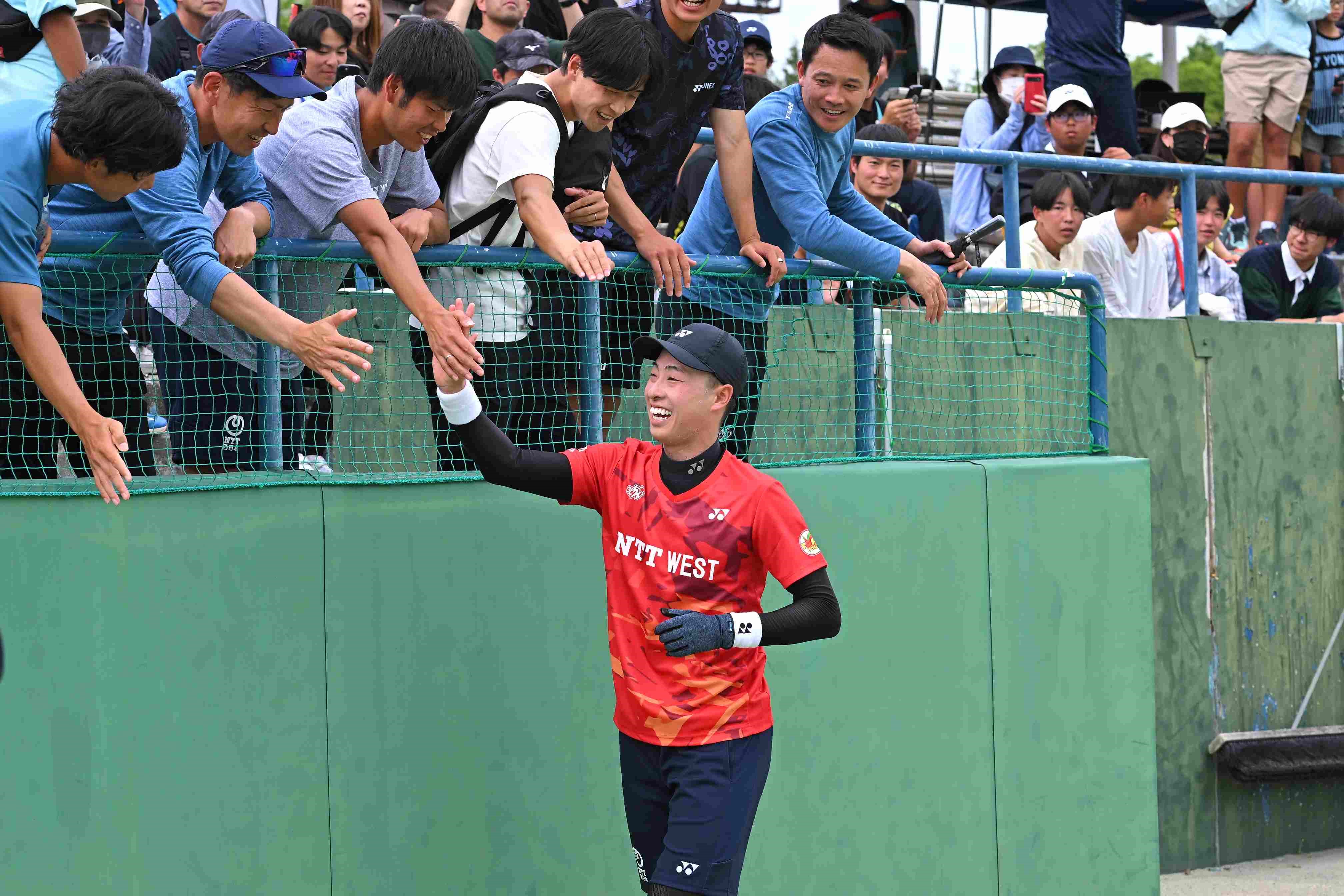 上松俊貴選手:優勝後の観客席の方々とハイタッチ