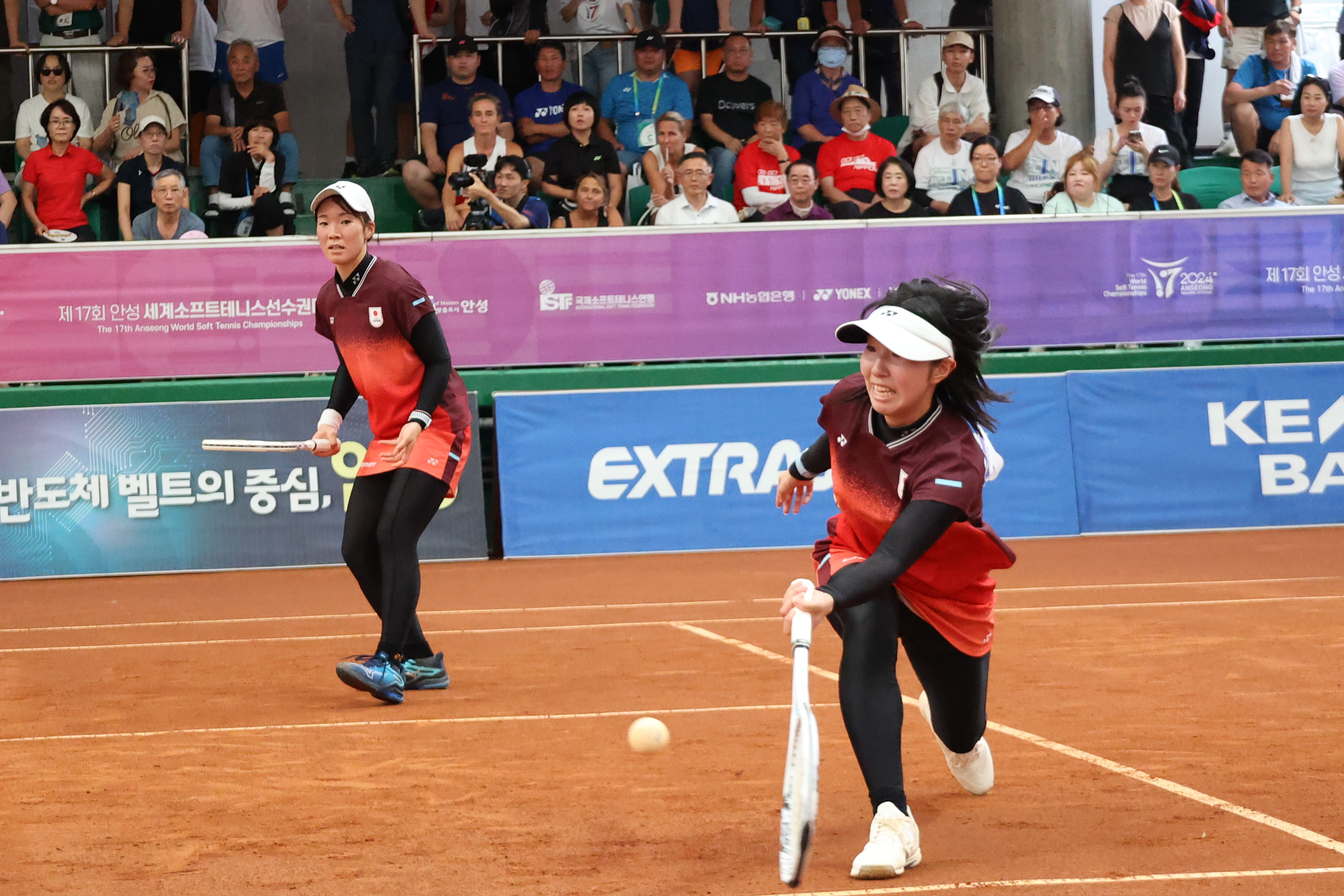 女子ダブルス準優勝の高橋・久保ペア。国別対抗戦でも意地を見せた。